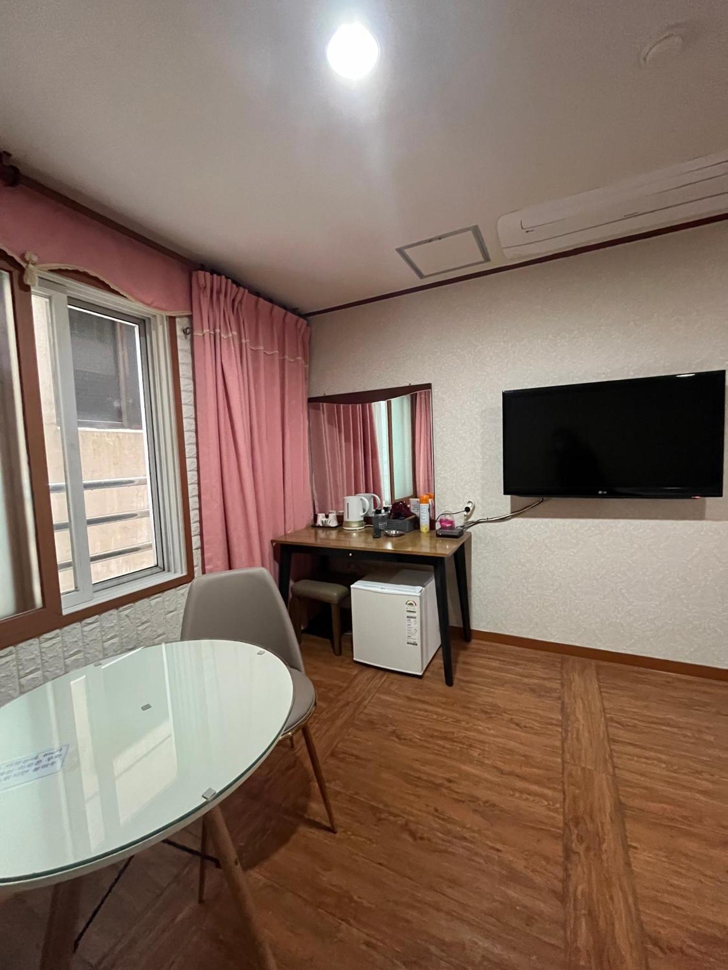 Oreum Motel Чеджу Екстериор снимка